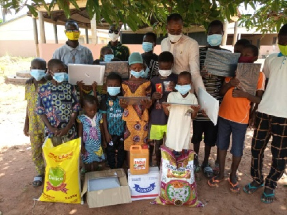 DON DE TABLETTES BRAILLES ET DE VIVRES AU CPSA DE MATERI : Rachidi Adam apporte la joie dans les cœurs des malvoyants