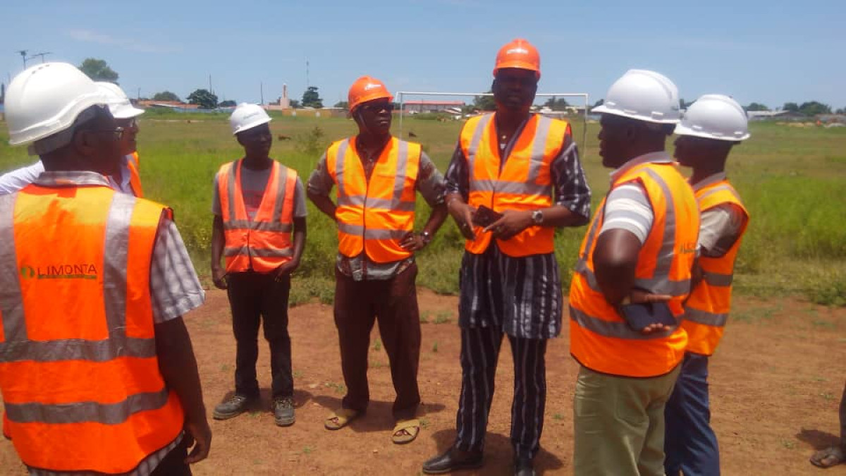 SPORT A BANIKOARA : Sarako constate la reprise des travaux de construction du stade