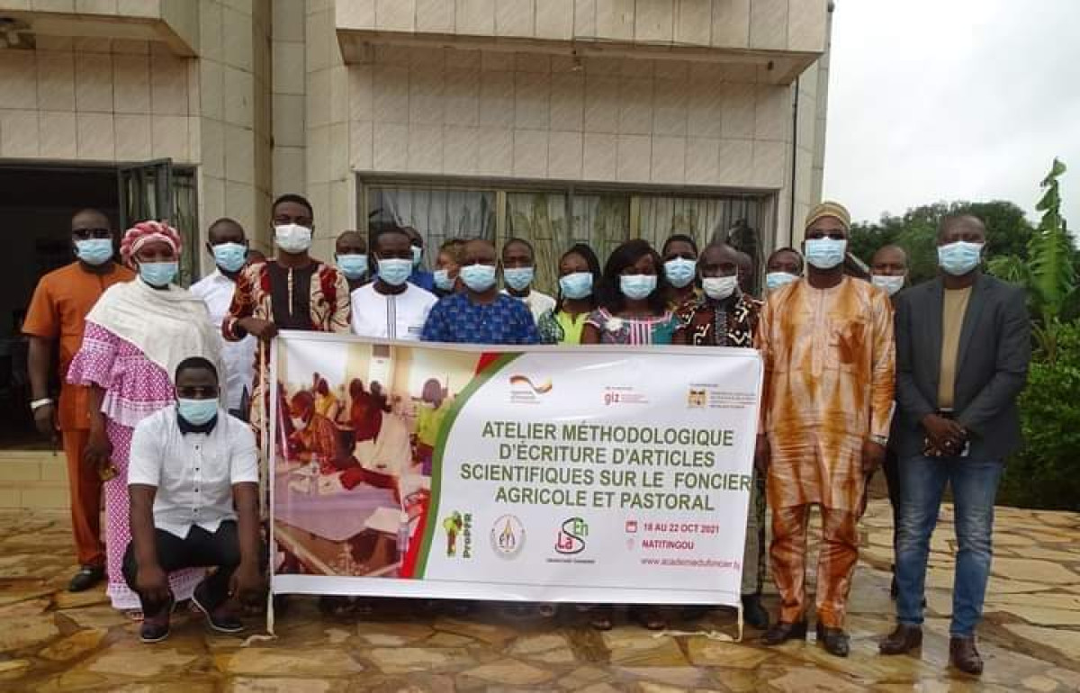 ELABORATION DES DOCUMENTS SCIENTIFIQUES SUR LE FONCIER AU BENIN : Le Laboratoire Société-Environnement renforce la capacité des chercheurs . Le professeur Mohamed Baco en fait une préoccupation