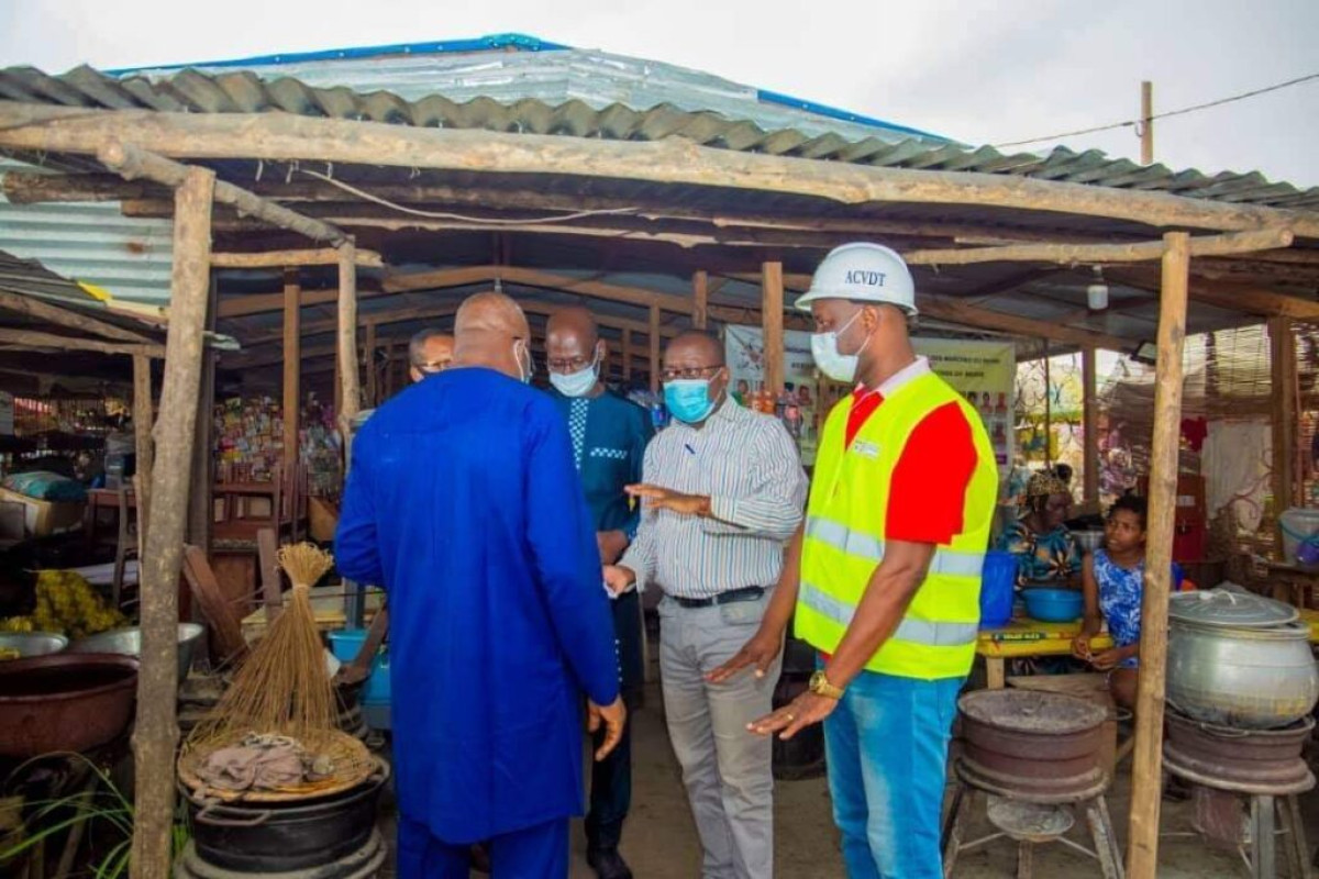 COTONOU/DIFFICULTES DANS LA RECONSTRUCTION DU COLLECTEUR D&rsquo;EAU ADJACENTE A GBEGAMEY : Gatien Adjagboni au contact des femmes du marché Ahito