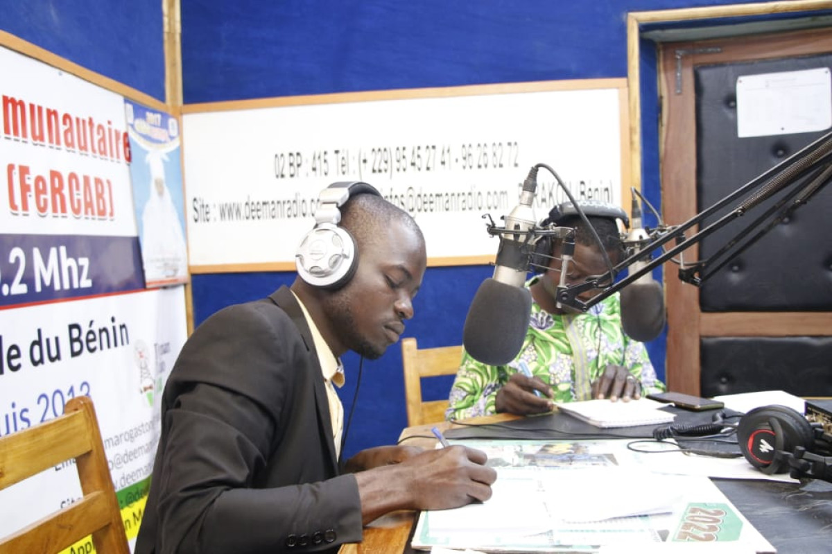 IMMERSION DANS LES ORGANES DE PRESSE : Des expériences partagées entre journalistes de Daabaaru et Deeman Radio