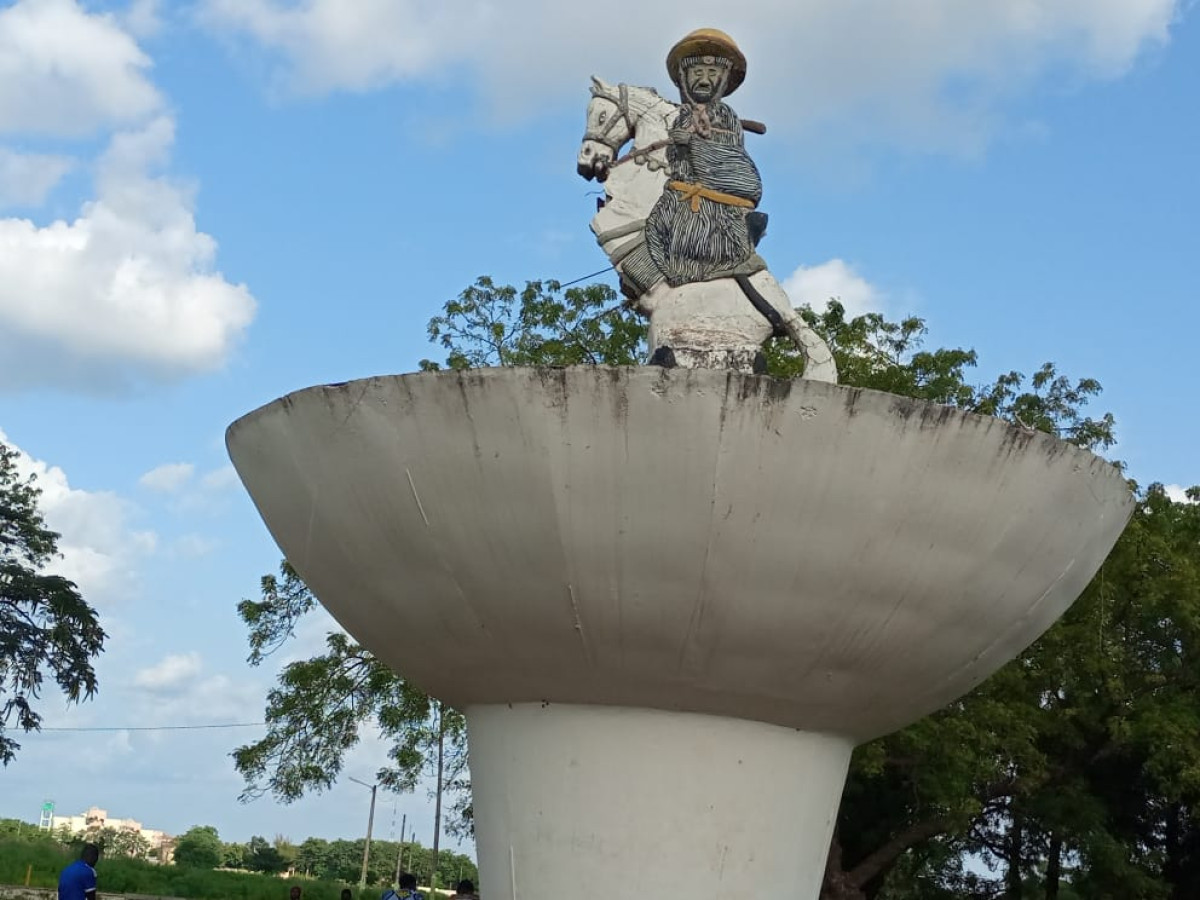 ETAT DE DEGRADATION  DE LA STATUE DE BIO GUERRA A PARAKOU : Un an après l&rsquo;alerte, toujours le statu quo ! . Zimé Chabi, Toko, Gbadamassi, Adambi, Talata et consorts interpellés