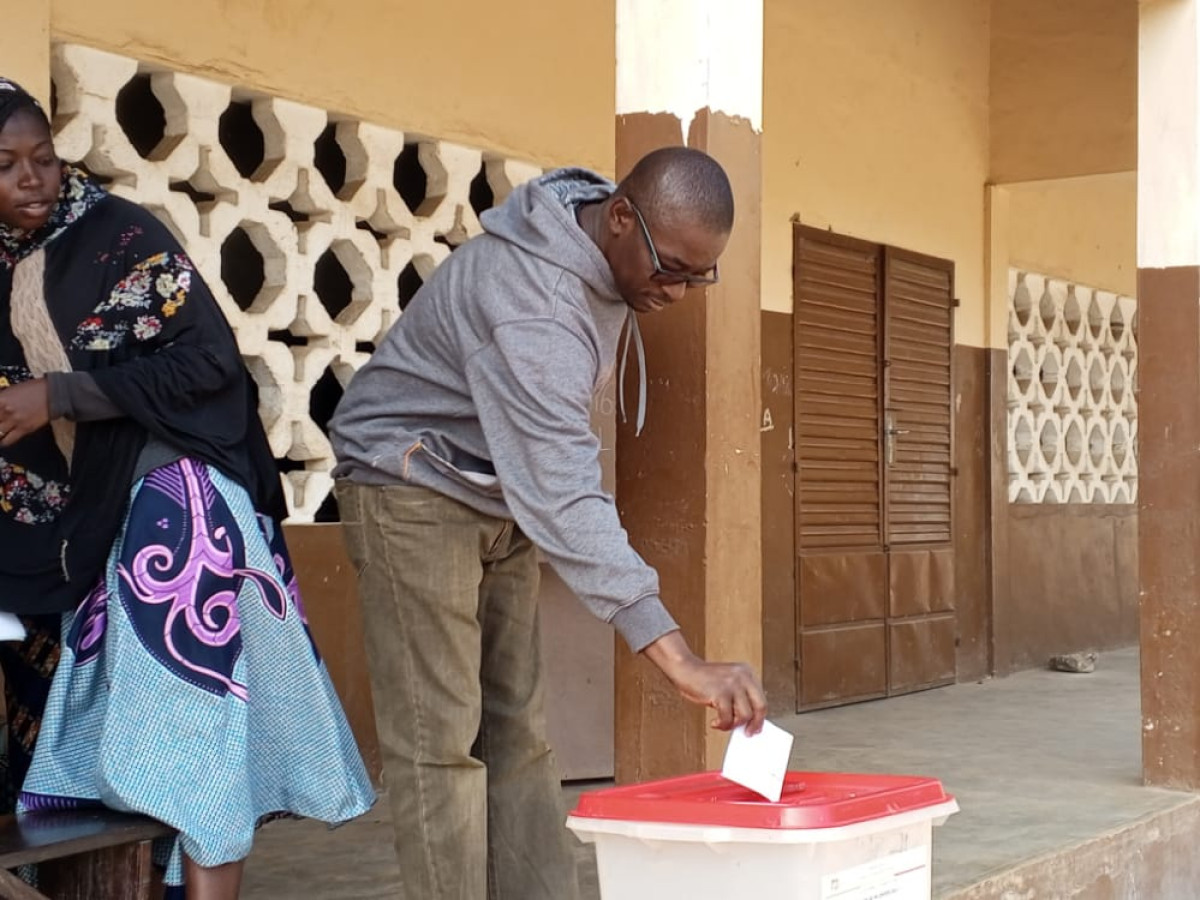 ÉLECTIONS LÉGISLATIVES À TCHAOUROU CENTRE : Les postes de vote ouverts, des électeurs éprouvent de difficultés  . Le candidat Fadel Kabassi a voté à l&rsquo;Epp Tchaourou-Gare