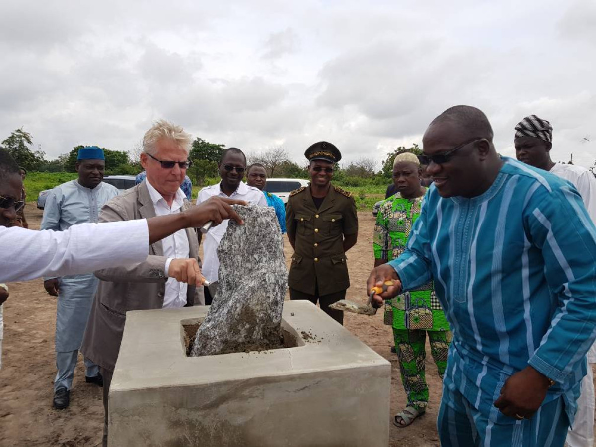 CONSTRUCTION D’UNE SALLE DE CINÉMA ET DE SPECTACLES CANAL OLYMPIA A PARAKOU : Le site remis, le contrat signé, les travaux démarrent en août
