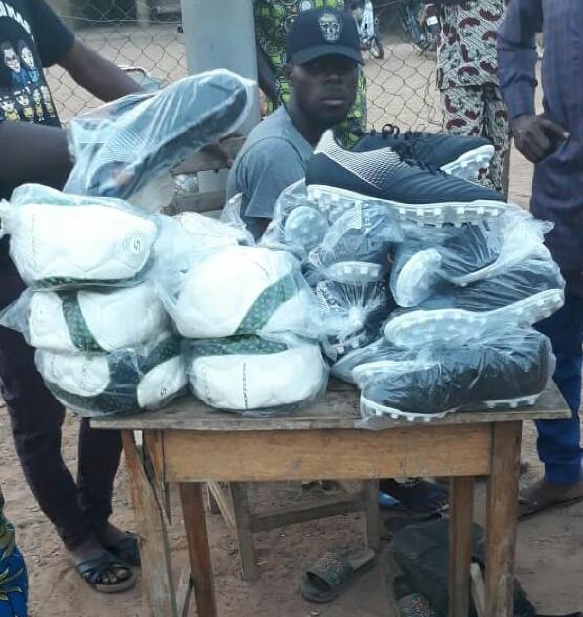 FOOTBALL A KANDI   :  Dalianou Imorou fait don d&rsquo;équipements sportifs à plusieurs clubs