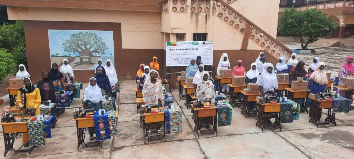 ŒUVRE SOCIALE DE L&rsquo;ORGANISATION INTERNATIONALE DIRECT AID A PARAKOU :  30 femmes dotées de matériels de travail en couture