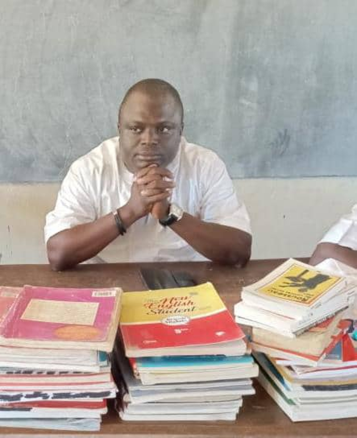 Pour une éducation inclusive: Dr Azizou Boni Sabi Yo offre des livres au Ceg Guilmaro