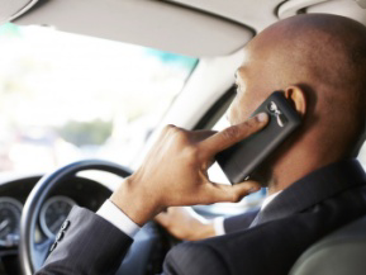 UTILISATION DU TÉLÉPHONE PORTABLE EN CIRCULATION : Un acte d’incivisme qui expose les usagers de la route   . Les propositions de Eric Hodonougbo, spécialiste de la sécurité routière