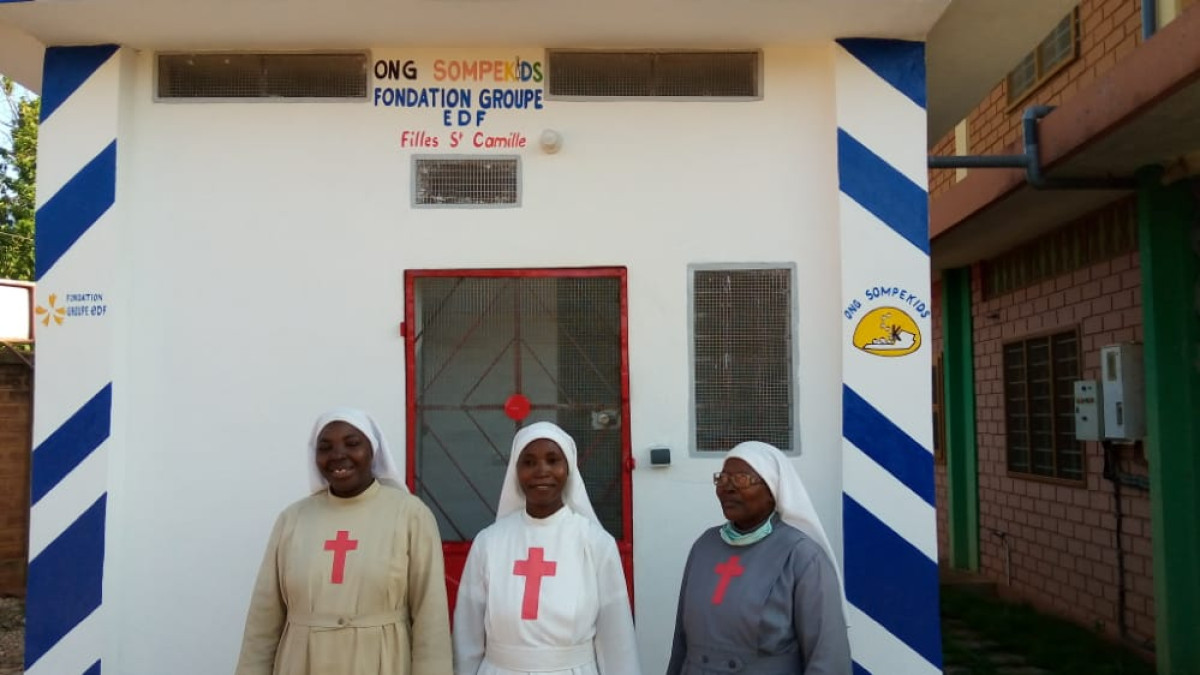 CONSTRUCTION D&rsquo;UNE CENTRALE ELECTRIQUE AU FOYER ST CAMILLE DE ZINVIE :  L’Ong Sompekids soulage les peines des pensionnaires du centre
