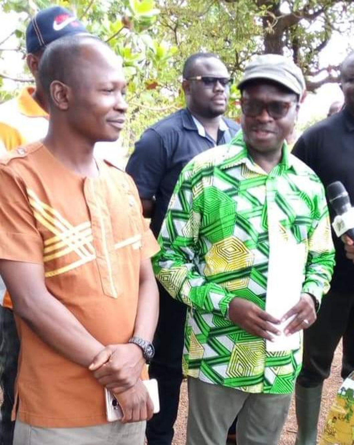 JOURNÉE NATIONALE DE L&rsquo;ARBRE DANS L&rsquo;ALIBORI: Moussa et Gounignan mettent des plants en terre à Gogounou