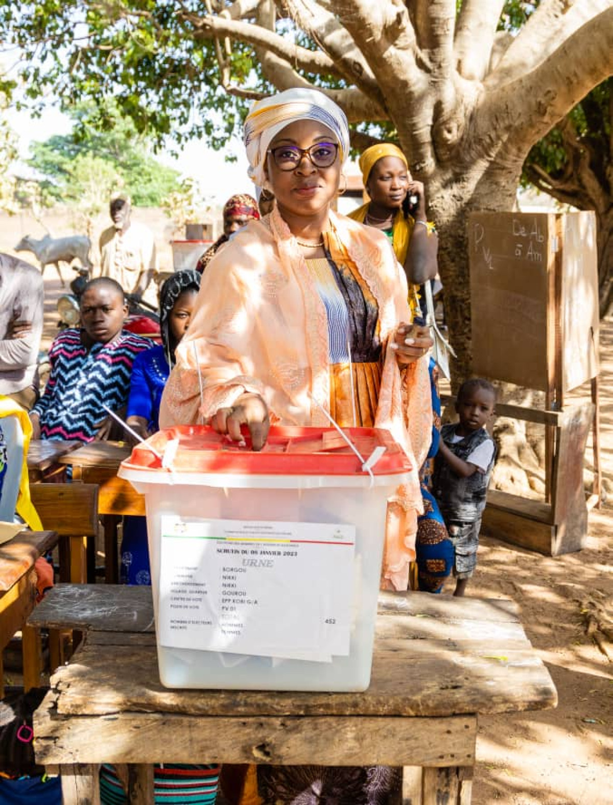 LÉGISLATIVES DU 8 JANVIER À NIKKI : La ministre Aurélie Adam Soulé a accompli son devoir civique . Elle envoie un message fort à la population de la 7e C.e