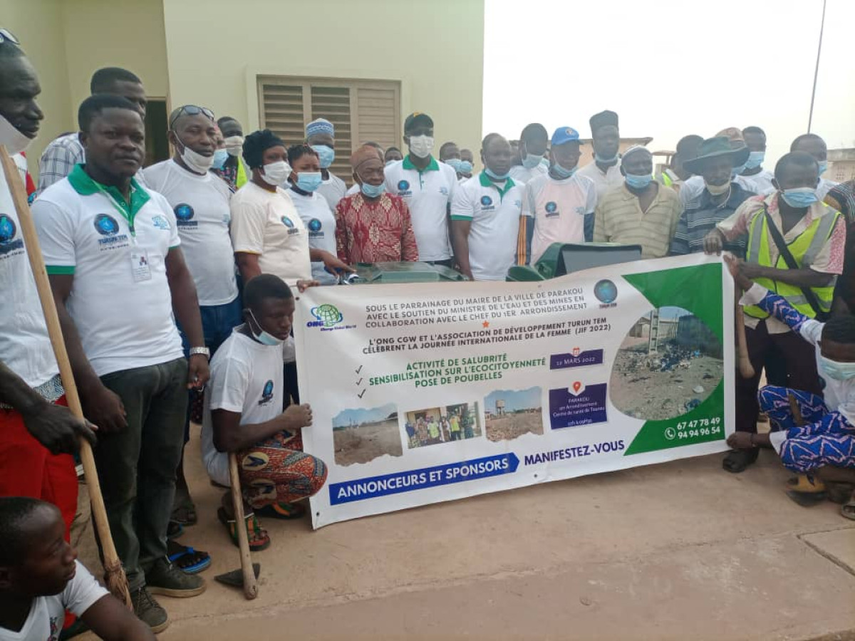 PARAKOU : “Turun Tem” assainit le Centre de santé de Tourou . Le maire Inoussa Zimé Chabi marque l’événement de sa présence