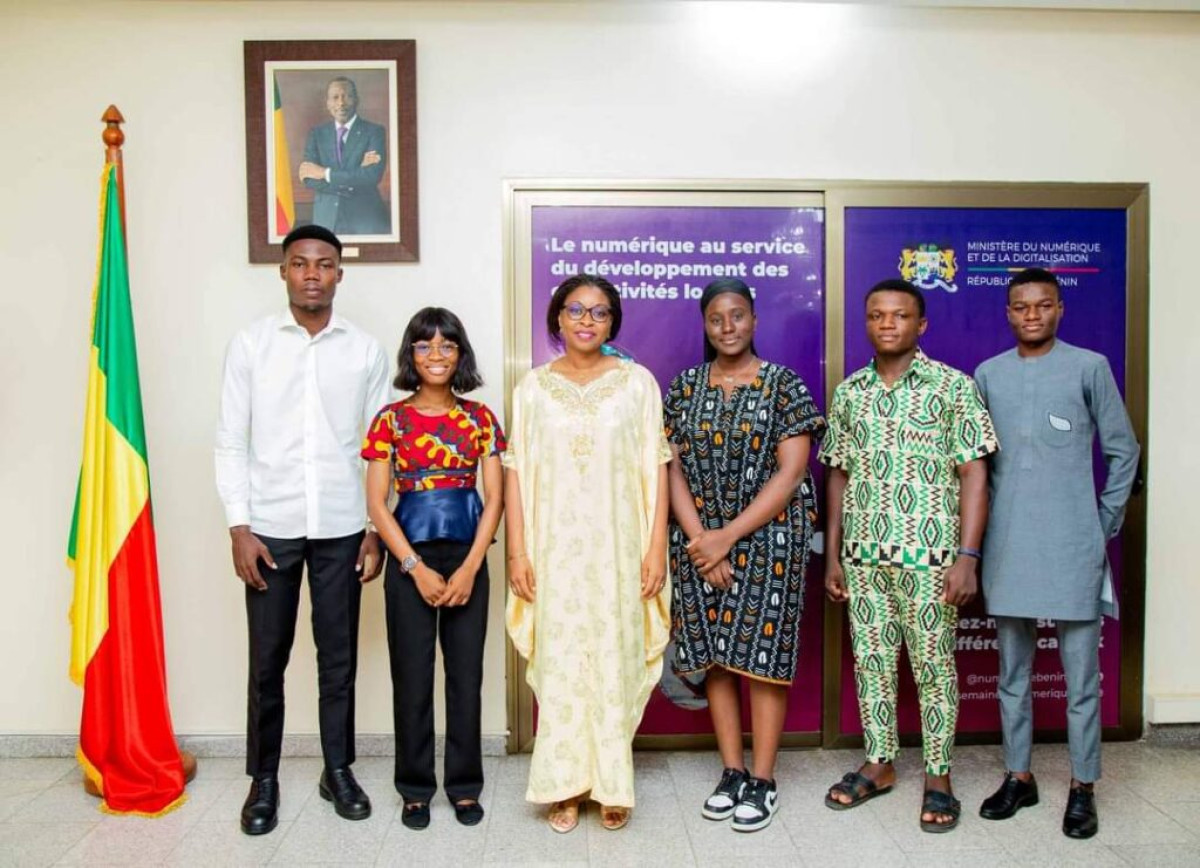 CONCOURS HACKATHON IA CHALLENGE MULTIMODAL ET MULTILINGUE DU BÉNIN : Aurélie Adam Soulé reçoit l&rsquo;équipe gagnante « Imolè »
