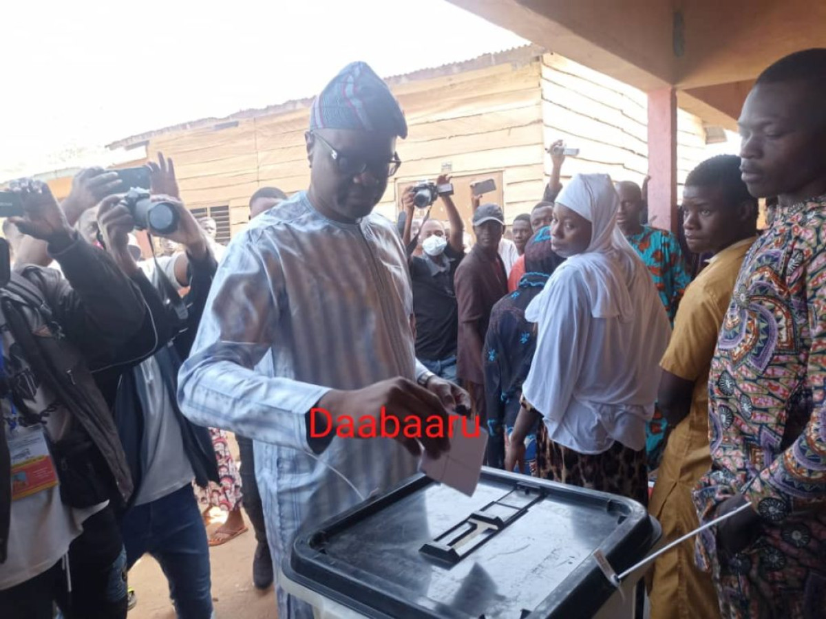 SCRUTIN LÉGISLATIVES DU 8 JANVIER 2023 : Le candidat Samou Séidou Adambi a exprimé son droit de vote