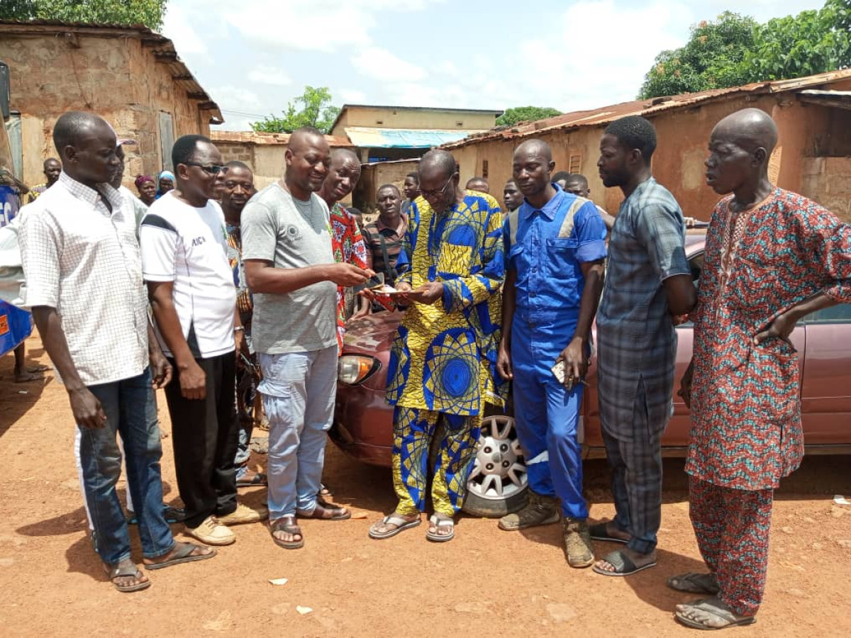 PARAKOU : Mohamed Hadi Sidi de l&rsquo;Up-R offre une voiture à un militant