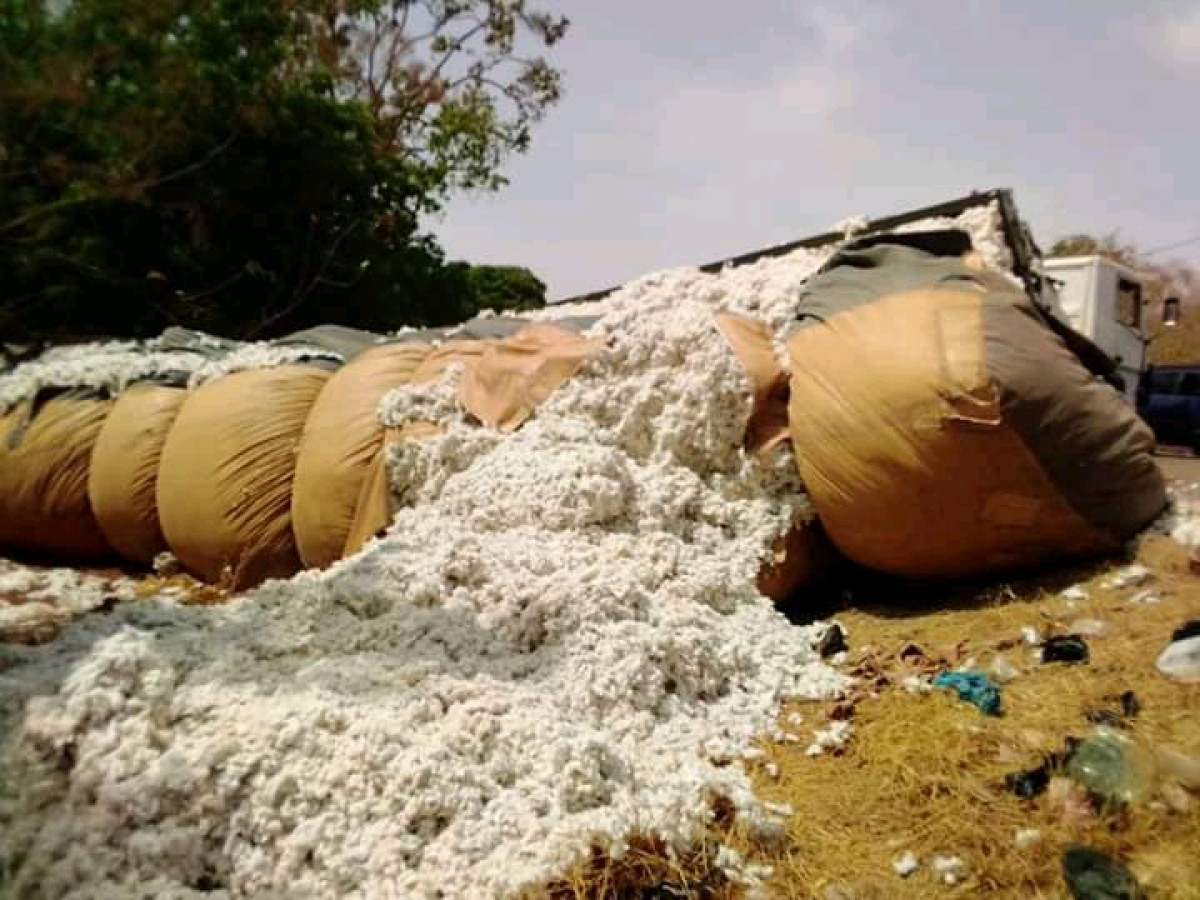 ACCIDENT DE CIRCULATION A BEMBEREKE : Un camion renversé avec plusieurs tonnes de coton