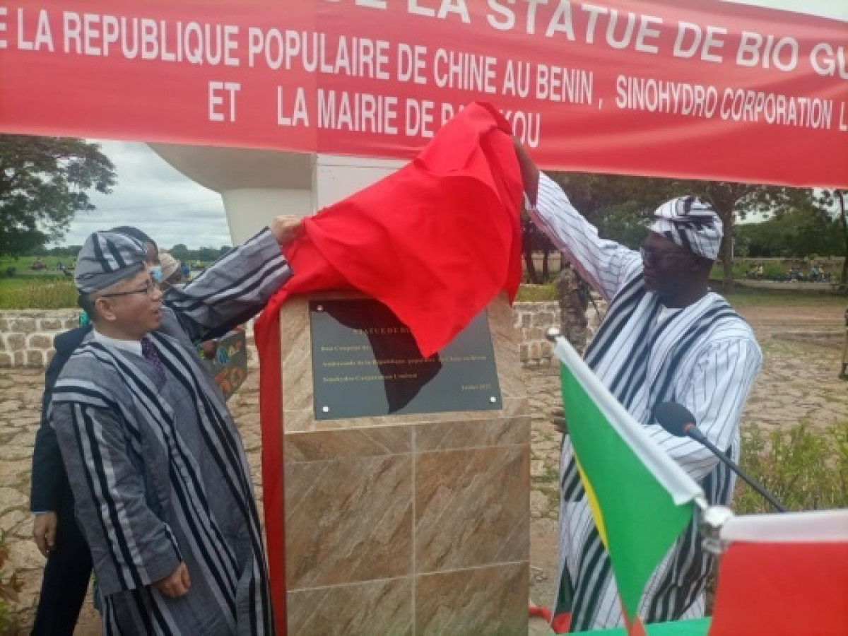 RÉHABILITÉE PAR L&rsquo;AMBASSADE DE CHINE : La mairie réceptionne la statue de Bio Guerra