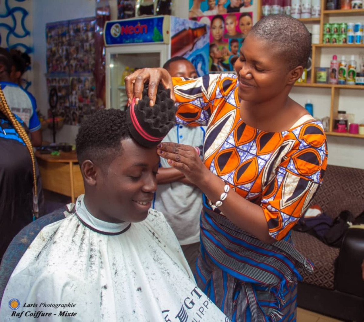 EXERÇANT LE MÉTIER DE COIFFEUR À PARAKOU : Rafatou Boro, une femme hors du commun