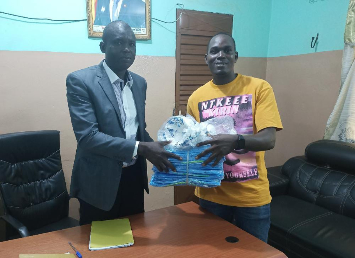 SOUTIEN AU GROUPE DE PRESSE DAABAARU À L’OCCASION DE SON CINQUIÈME ANNIVERSAIRE : Le Ca3 Chabi Mama Ibrahim offre un jeu de maillots et deux ballons