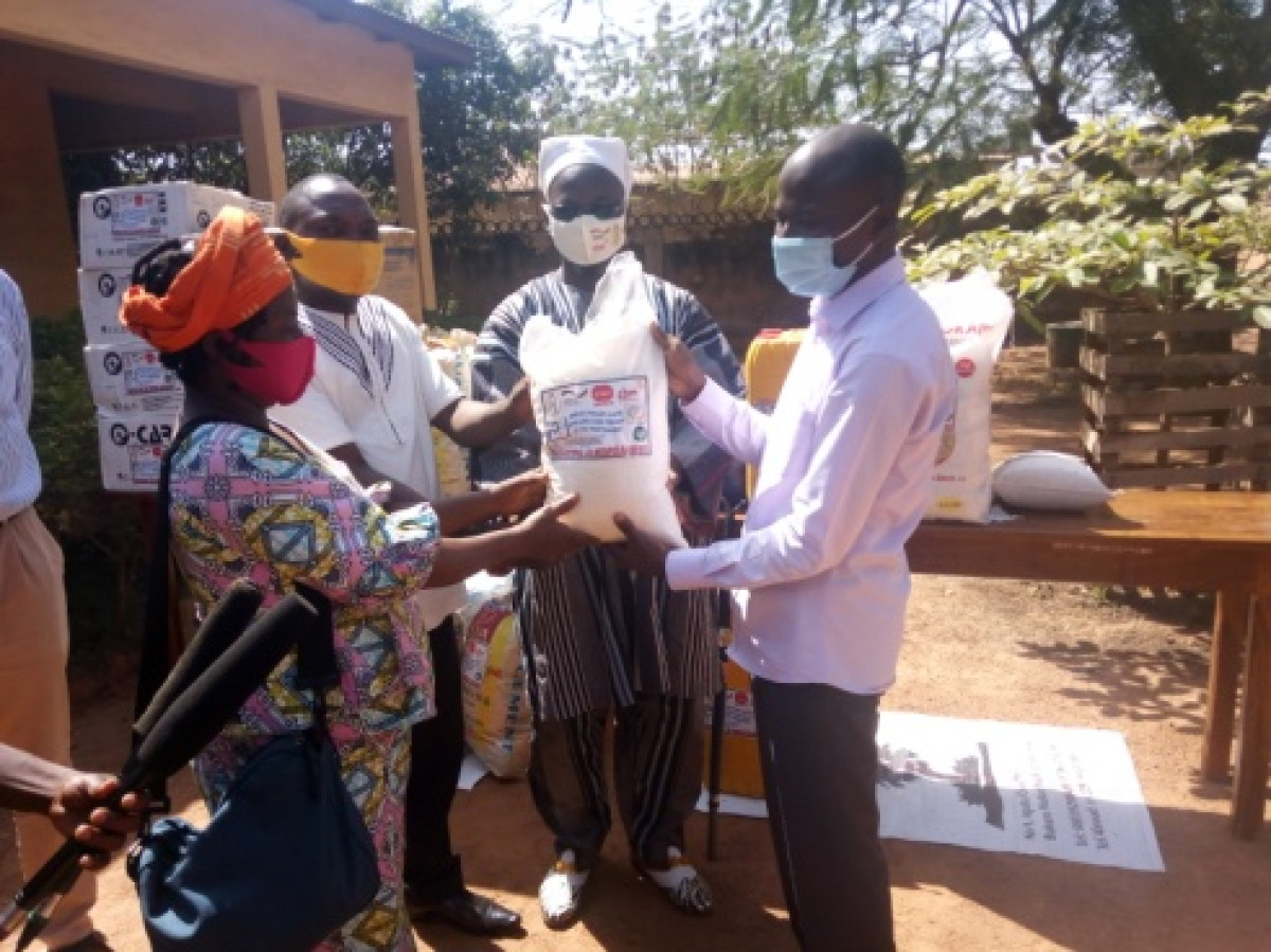 POUR FAIRE FACE AUX CONSÉQUENCES DU CORONAVIRUS : Le Psoe fait don de kits alimentaires aux personnes vulnérables