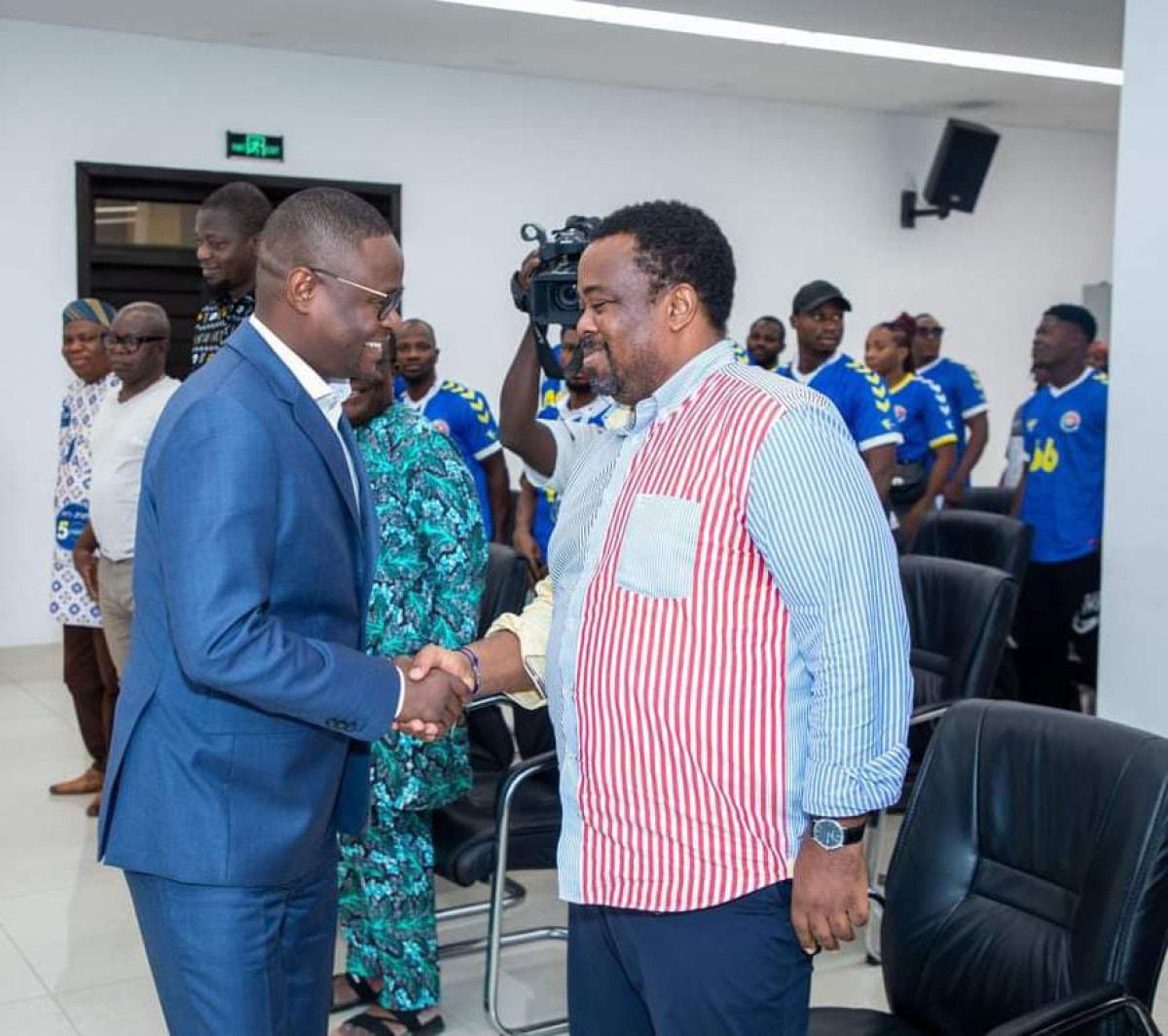 HANDBALL/DE RETOUR DU CHAMPIONNAT D’AFRIQUE DES CLUBS CHAMPIONS AU MAROC  : Le ministre des sports honore Adjidja Hbc et Flowers Cnss  . Le travail du Président Sidikou Karimou récompensé 