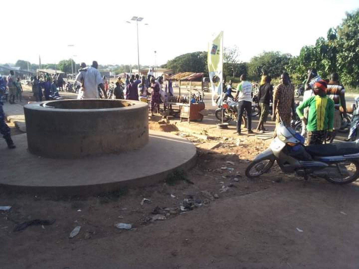 DÉCOUVERTE MACABRE À NIKKI : Le corps en putréfaction d’un homme repêché dans un puits