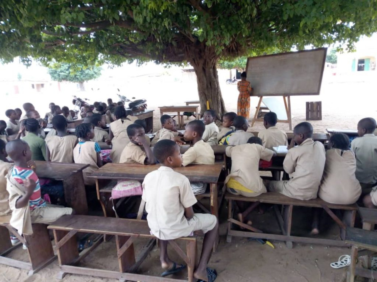 MANQUE CRIANT DE SALLES DE CLASSE DANS LES ECOLES DE PARAKOU : Des écoliers de l&rsquo;Epp Kpérou-Guéra sous les arbres