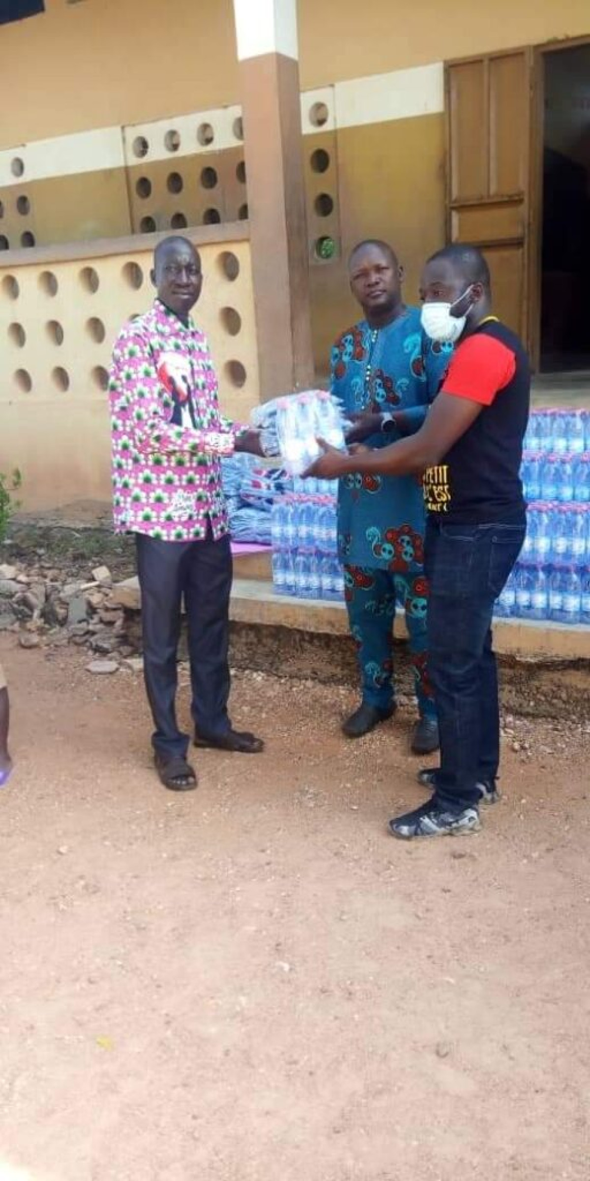 TOUR CYCLISTE DU BENIN A BOUKOMBE : Sobebra offre 100 packs d&rsquo;eau et 100 T-shirts aux écoliers de l&rsquo;Epp Koussoucoingou