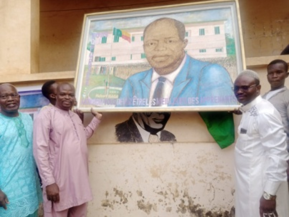 PARAKOU : Antoine Lalayè offre une œuvre d&rsquo;art de feu président Hubert Maga au Ceg 1