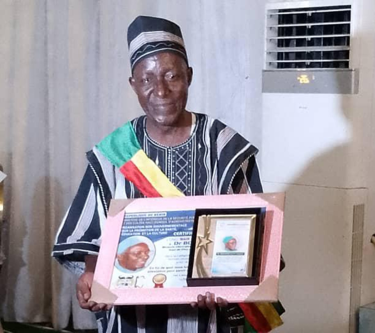 BÉNIN/APRÈS 35 ANS DE SERVICE À SAUVER DES VIES : Dr Alassan Boukari Kadiri décoré par l&rsquo;Ong Main de Dieu