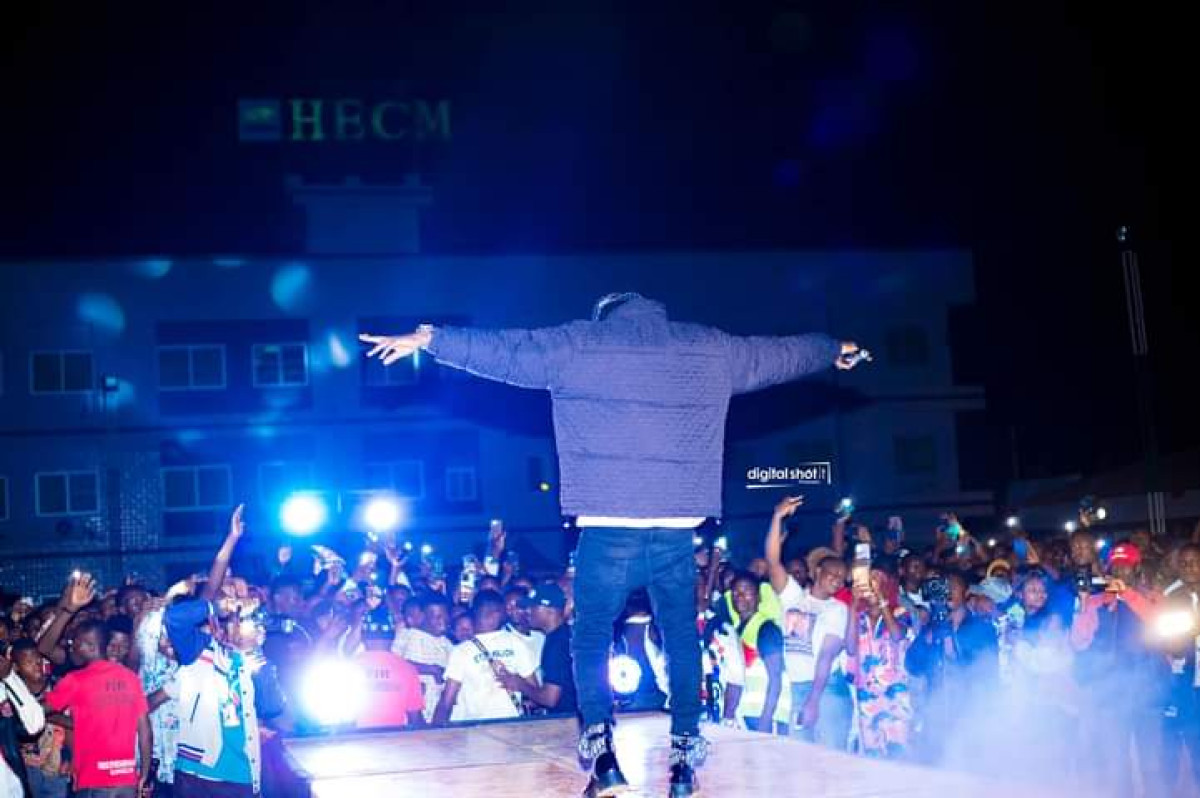 PARAKOU/À TRAVERS SON CONCERT LÉGENDAIRE : L&rsquo;artiste Tonner-X entre dans l&rsquo;histoire