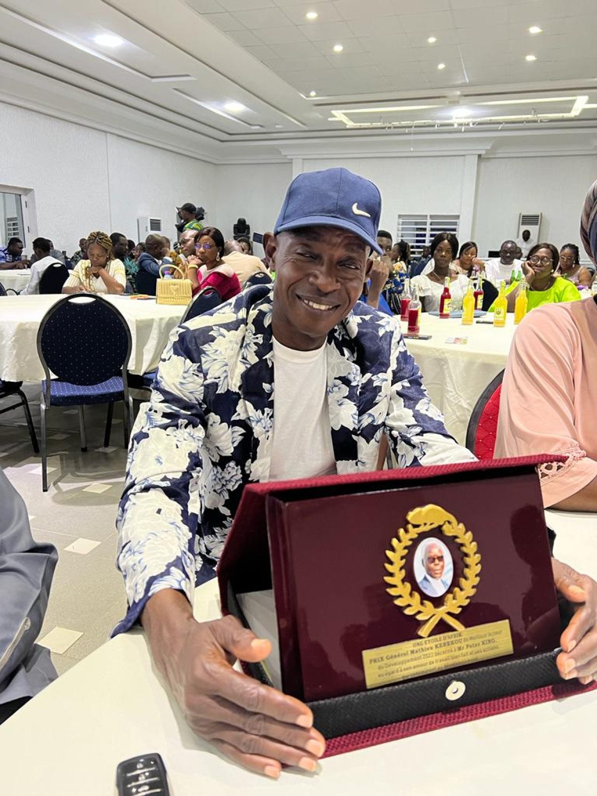 GRAND PRIX GÉNÉRAL MATHIEU KÉRÉKOU : Peter King monte sur l&rsquo;estrade des meilleurs acteurs de développement africain . Deux décennies de social au Bénin reconnues à un philanthrope hors du commun