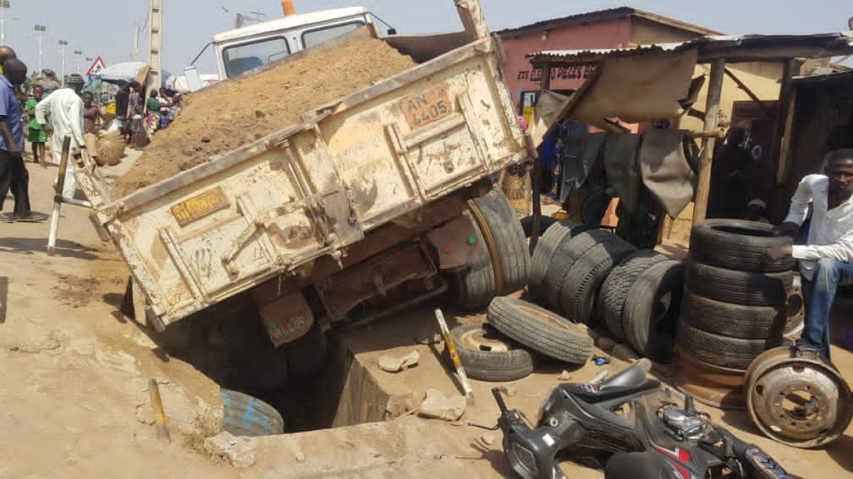 PARAKOU : Un autre camion benne perd le contrôle et fait des dégâts