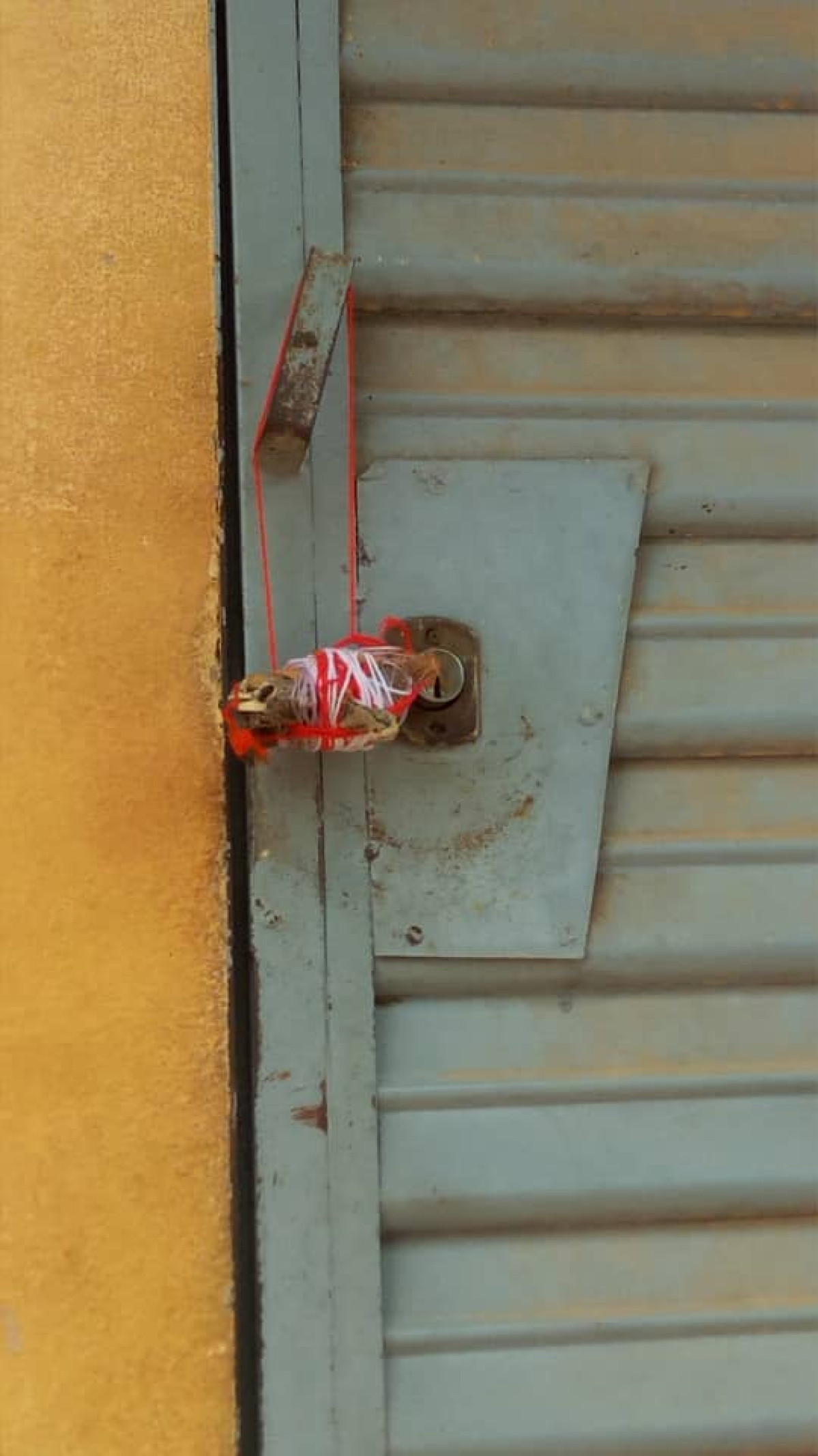 POUR AVOIR POSE LES AFFICHES D&rsquo;UN DUO DANS SON ETABLISSEMENT : Le directeur du Ceg 1 Tchaourou agressé par des jeunes  . La porte du Sga mystiquement fermée   . Les élèves en congé forcé