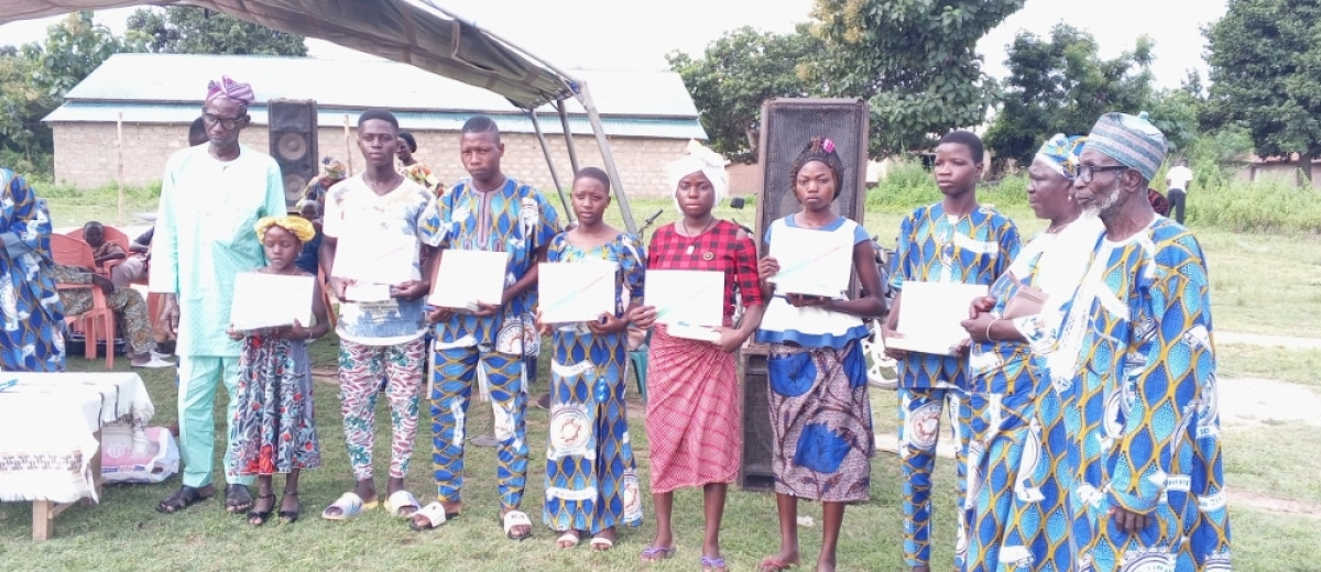 RETROUVAILLES DES ÓMÓN ÍLÉ BABA TINRÁ À TCHAOUROU : L&rsquo;union et la fraternité renforcées  . Alpha Mim, l&rsquo;artiste qui a agrémenté la fête