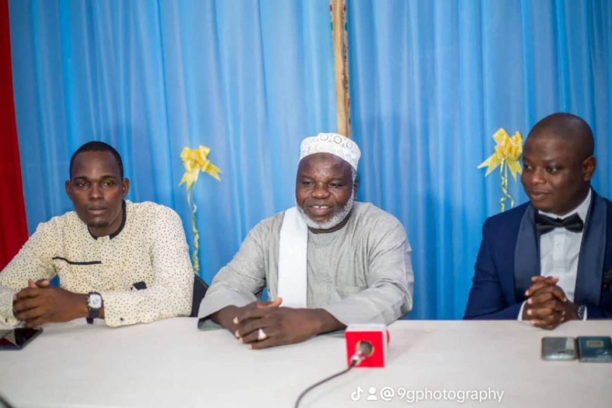 À TRAVERS UNE PRIÈRE DANS LE CADRE DE SON 6E ANNIVERSAIRE : Le personnel du Groupe de Presse Daabaaru rend grâce à Dieu