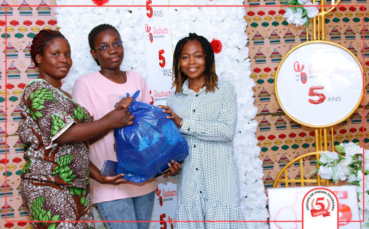 5È ANNIVERSAIRE DU GROUPE DE PRESSE DAABAARU : Des visiteurs font de petits gestes pleins d&rsquo;amour