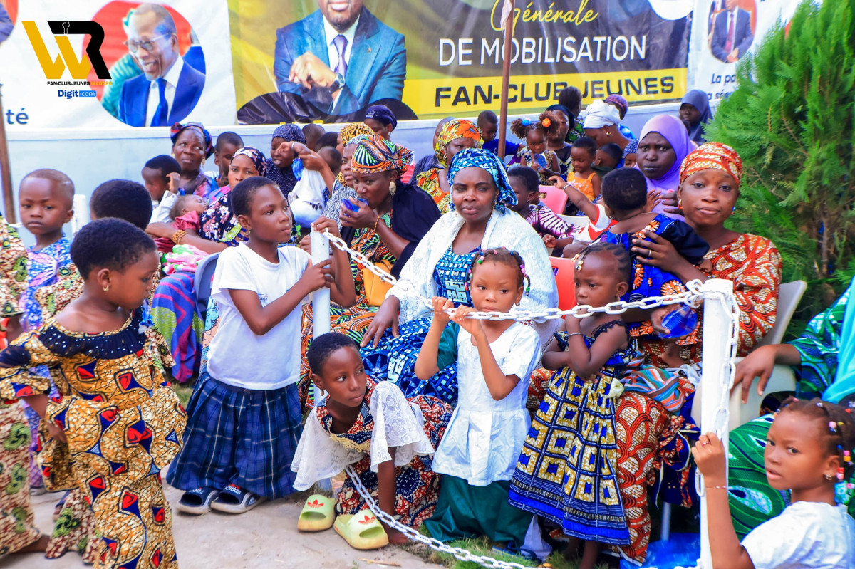 Noël à Parakou: le fan club Jeunes Waro2026 offre sourires et cadeaux à des centaines d’enfants
