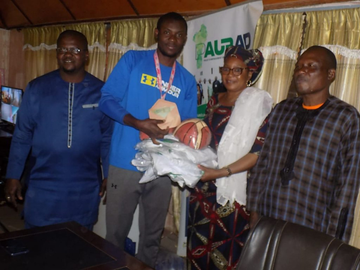 PROMOTION DU SPORT A KANDI : Zinatou Osséini dote les clubs de pétanque et de basket-ball d&rsquo;équipements