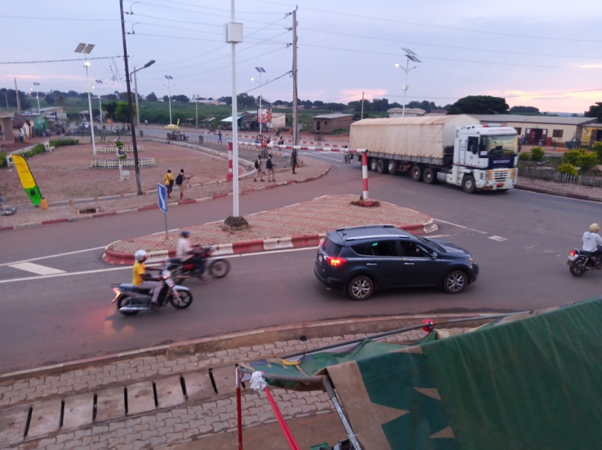 NON RESPECT DES LIMITATEURS DE HAUTEUR DANS LA VILLE DE PARAKOU : Quand les gros porteurs contournent l&rsquo;interdit .Le Cnsr et la mairie appelés à veiller au grain