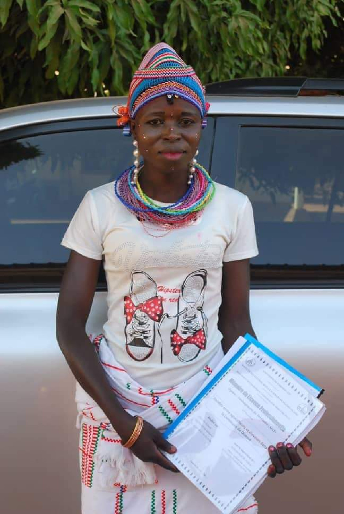 SOUTENANCE À L&rsquo;UNIVERSITÉ DE PARAKOU : Adidjatou Machoudi séduit plus d&rsquo;un par son style vestimentaire  . Elle promeut ainsi sa culture