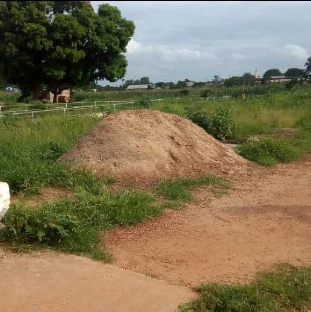 RAMASSAGE DE SABLES SUR LES VOIES PUBLIQUES À PARAKOU : Une activité nocturne qui favorise l&rsquo;érosion des sols