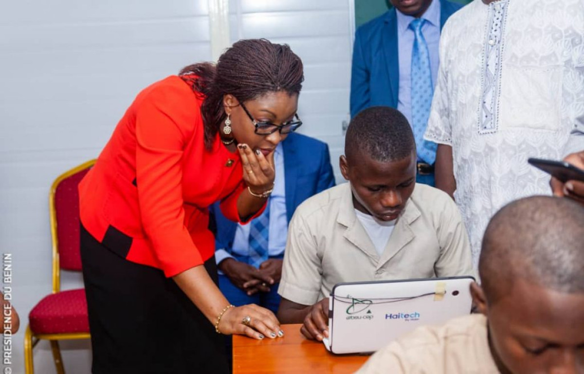 INTÉGRATION DU NUMÉRIQUE DANS L&rsquo;APPRENTISSAGE SCOLAIRE : Aurélie Soule Zoumarou inaugure la salle informatique du Ceg1 Allada