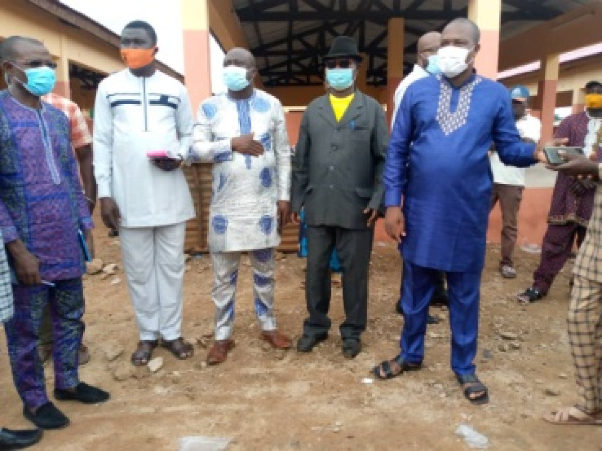 CONSTRUCTION D&rsquo;INFRASTRUCTURES SOCIOCOMMUNAUTAIRE A KOUANDE : Le maire Kouandé-Sounon réceptionne 10 hangars