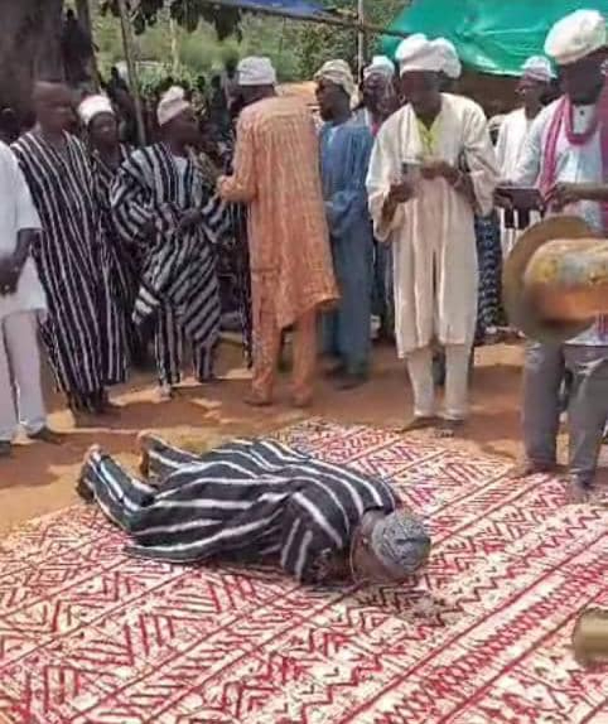 DIGNE FILS DE LA CASTE DES FORGERONS À KOUANDÉ : L’artiste Kalamoulaï consacré « Séko Yéruma » par la cour de Bangana