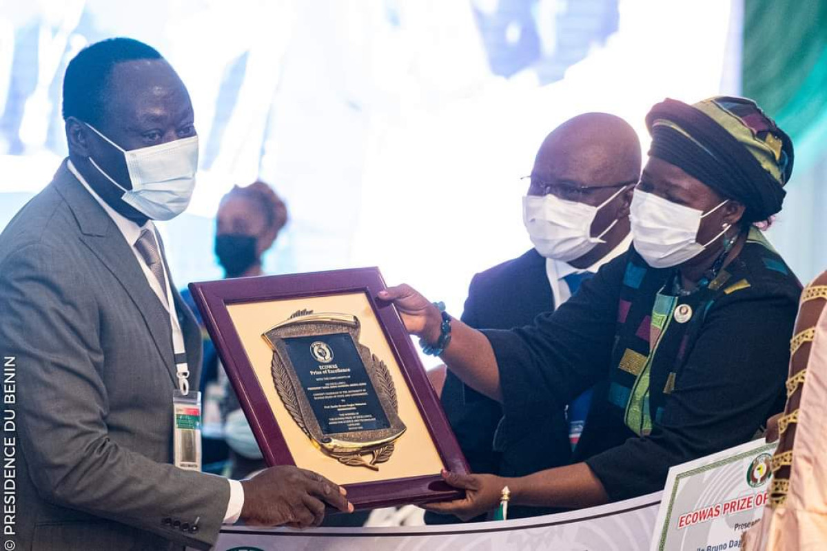 PRIX DE L’EXCELLENCE 2020 DE LA CEDEAO : Le Prof Basile Kounouéwa honore le Bénin