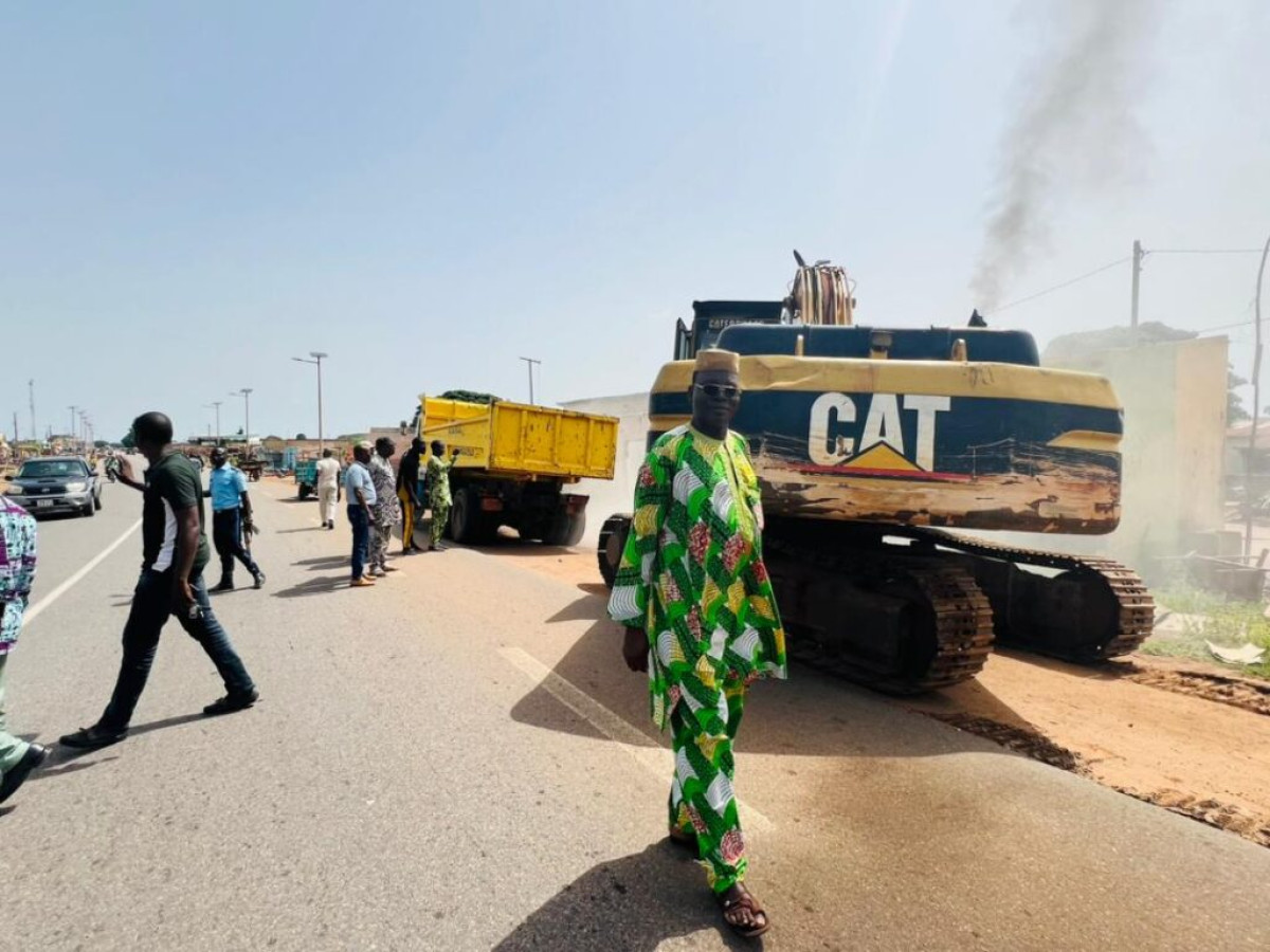 COMMUNE DE TCHAOUROU :  L&rsquo;opération de libération des espaces publics a démarré  . Les populations obtempèrent avant l&rsquo;arrivée des engins
