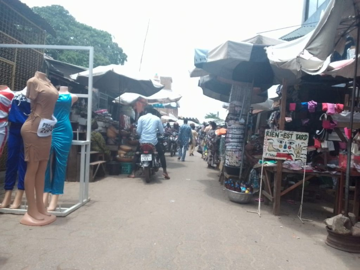 PARAKOU/CONDITIONS DE VENTE DANS LES MARCHÉS EN SAISON PLUVIEUSE : Ça grogne dans le rang des commerçants