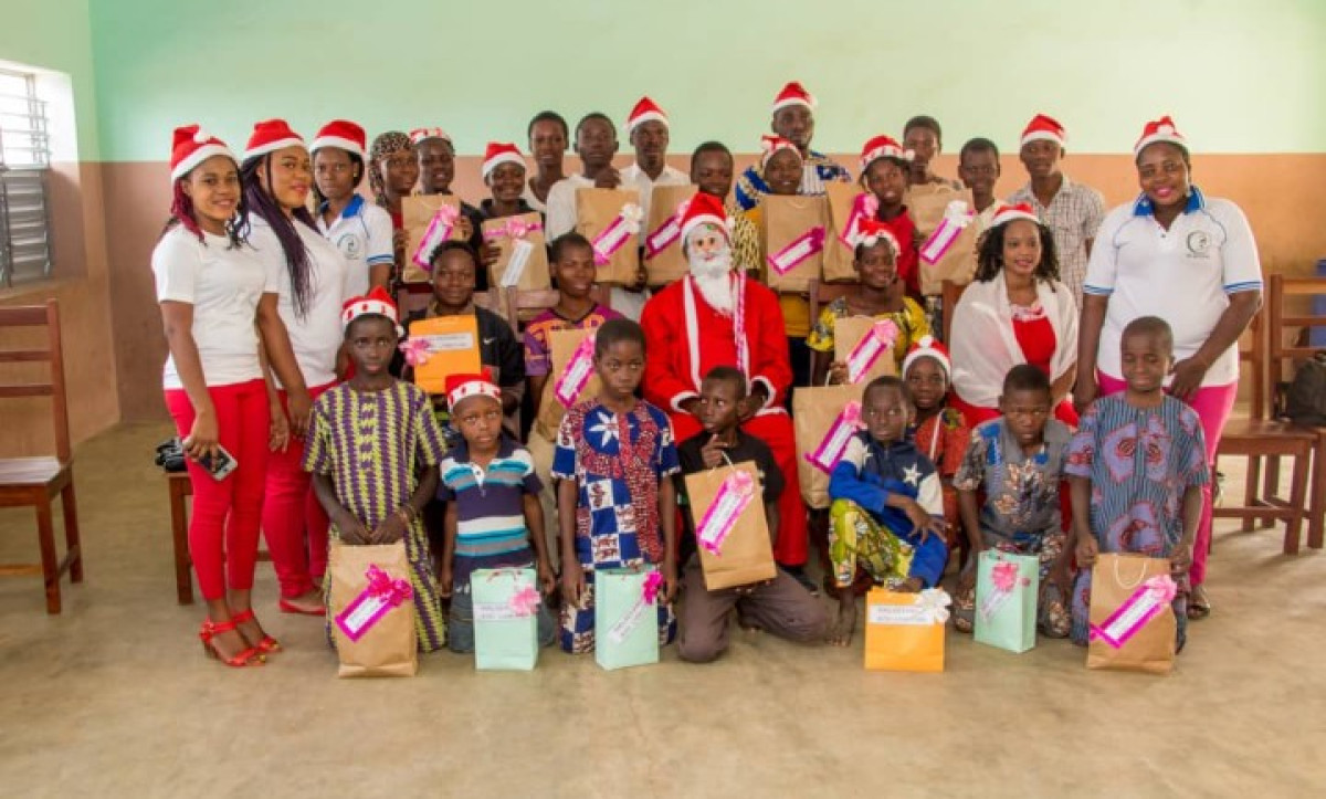 NOËL EN FAMILLE A PARAKOU : L&rsquo;Ong Fjad fête avec les enfants handicapés