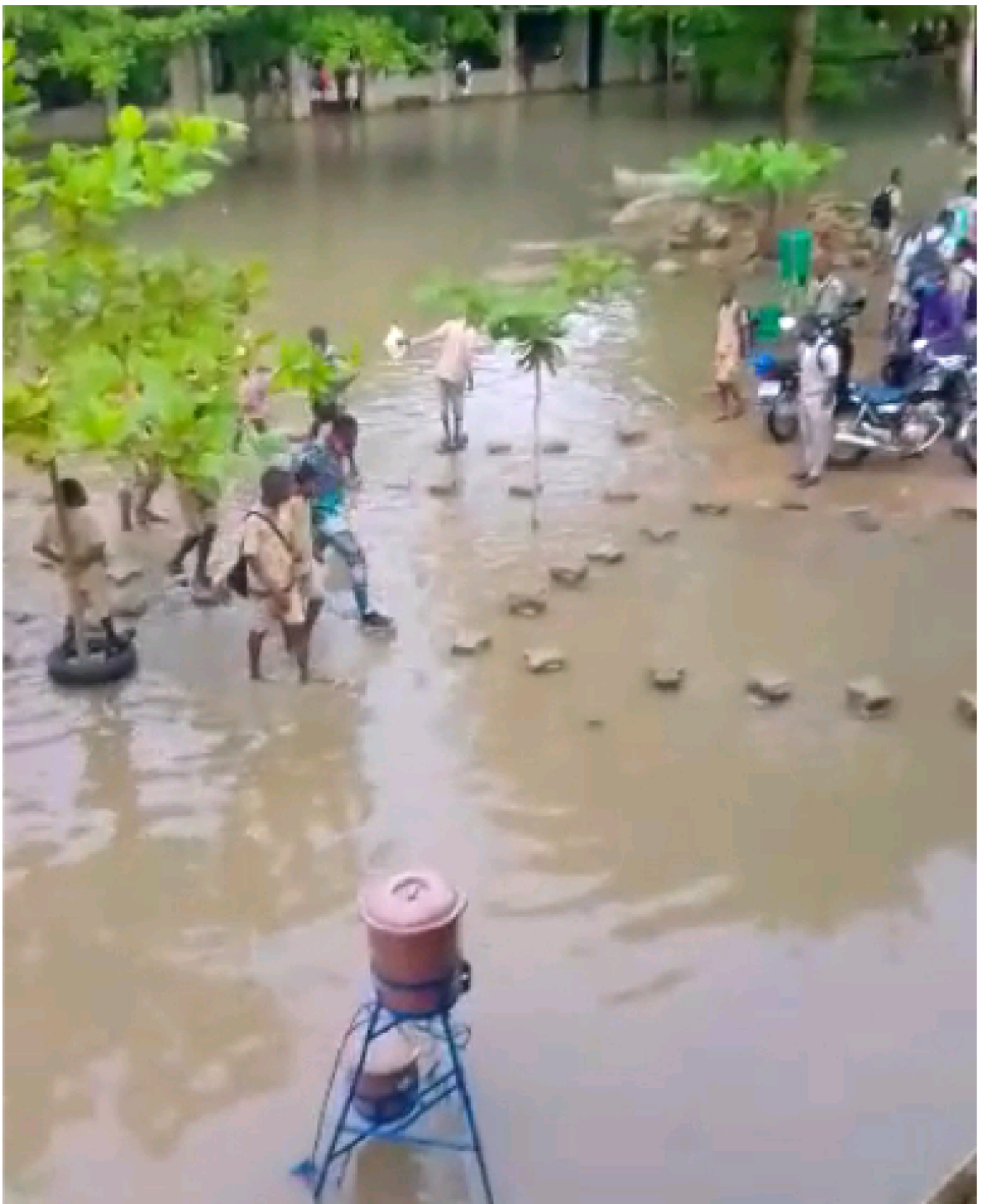 BÉNIN/ÉDUCATION : Les élèves du Ceg Godomey dans l&rsquo;eau